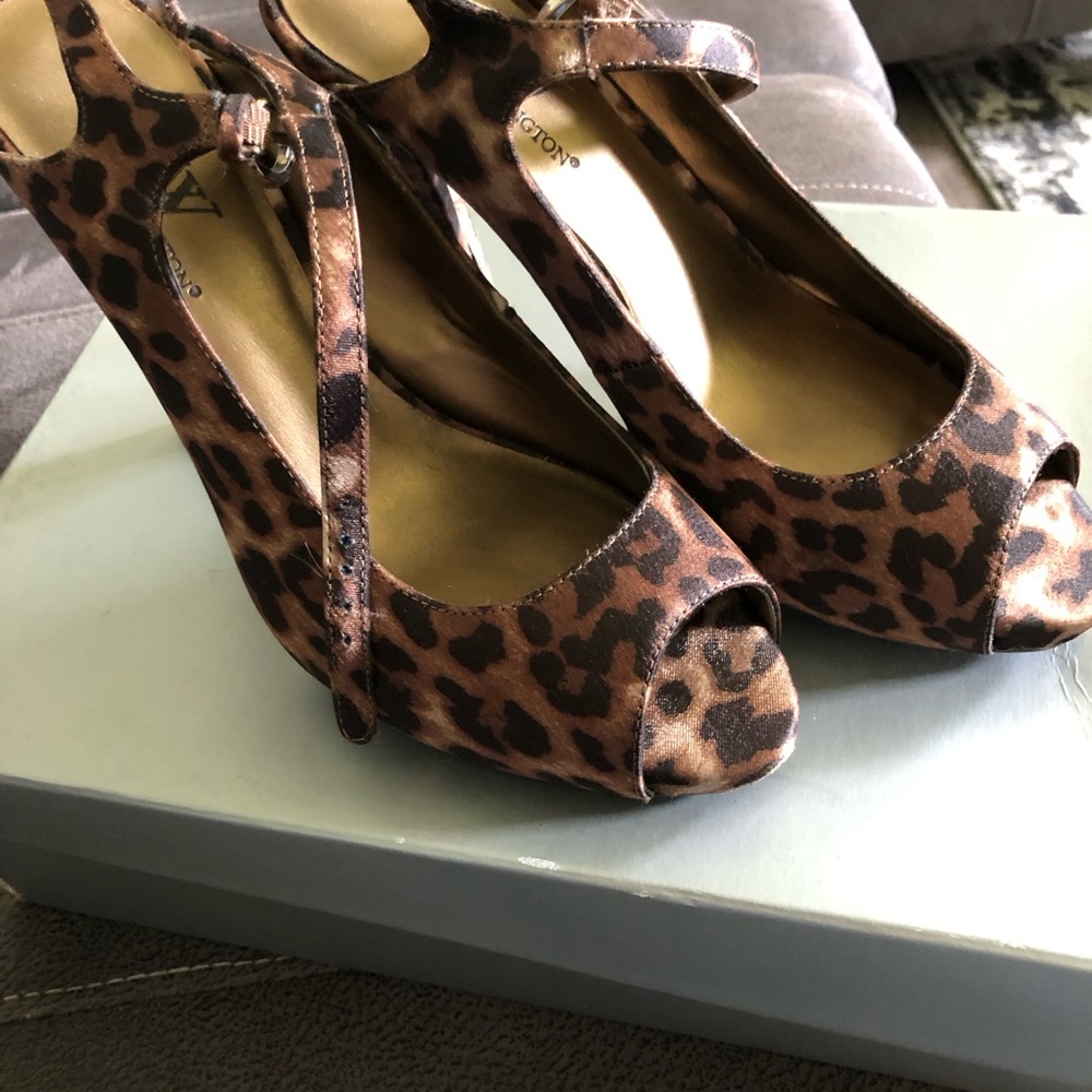 Size 6 1/2 medium.  Never worn